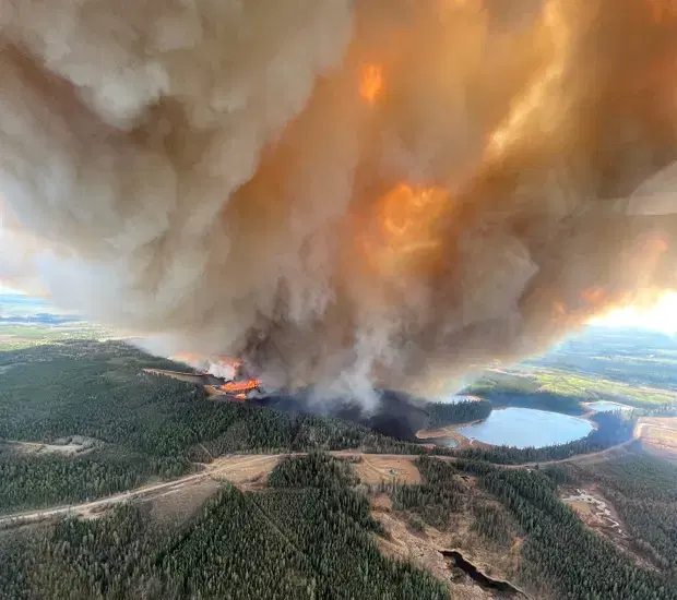Wildfire forces thousands of people to flee homes in eastern Canada ...